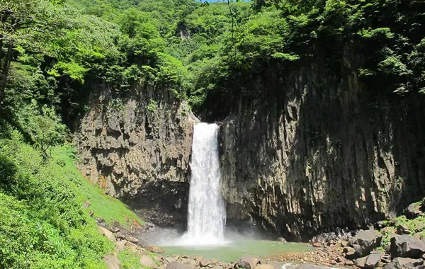 苗名滝 (Naena Falls) - 轟音とともに落ちる落差55mの迫力ある滝
